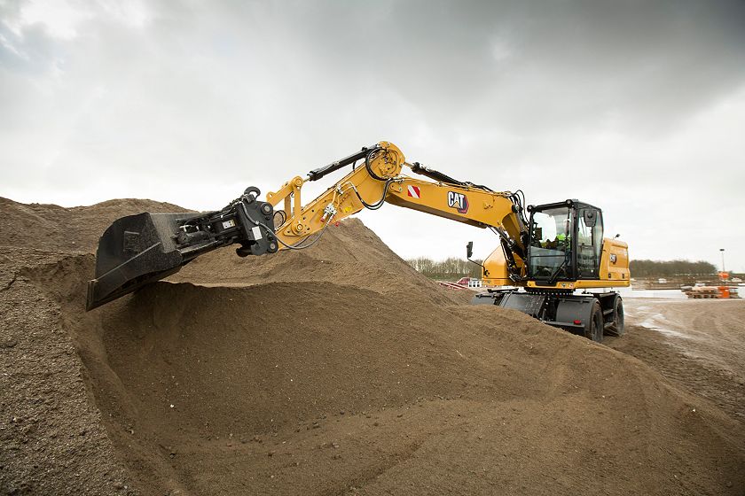 Dig efficiently with the M318 Wheel Excavator