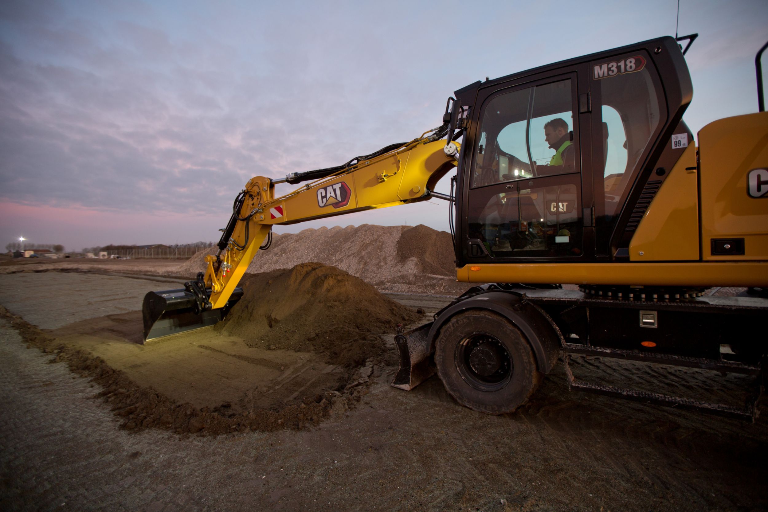 Work in comfort in the M318 wheeled excavator