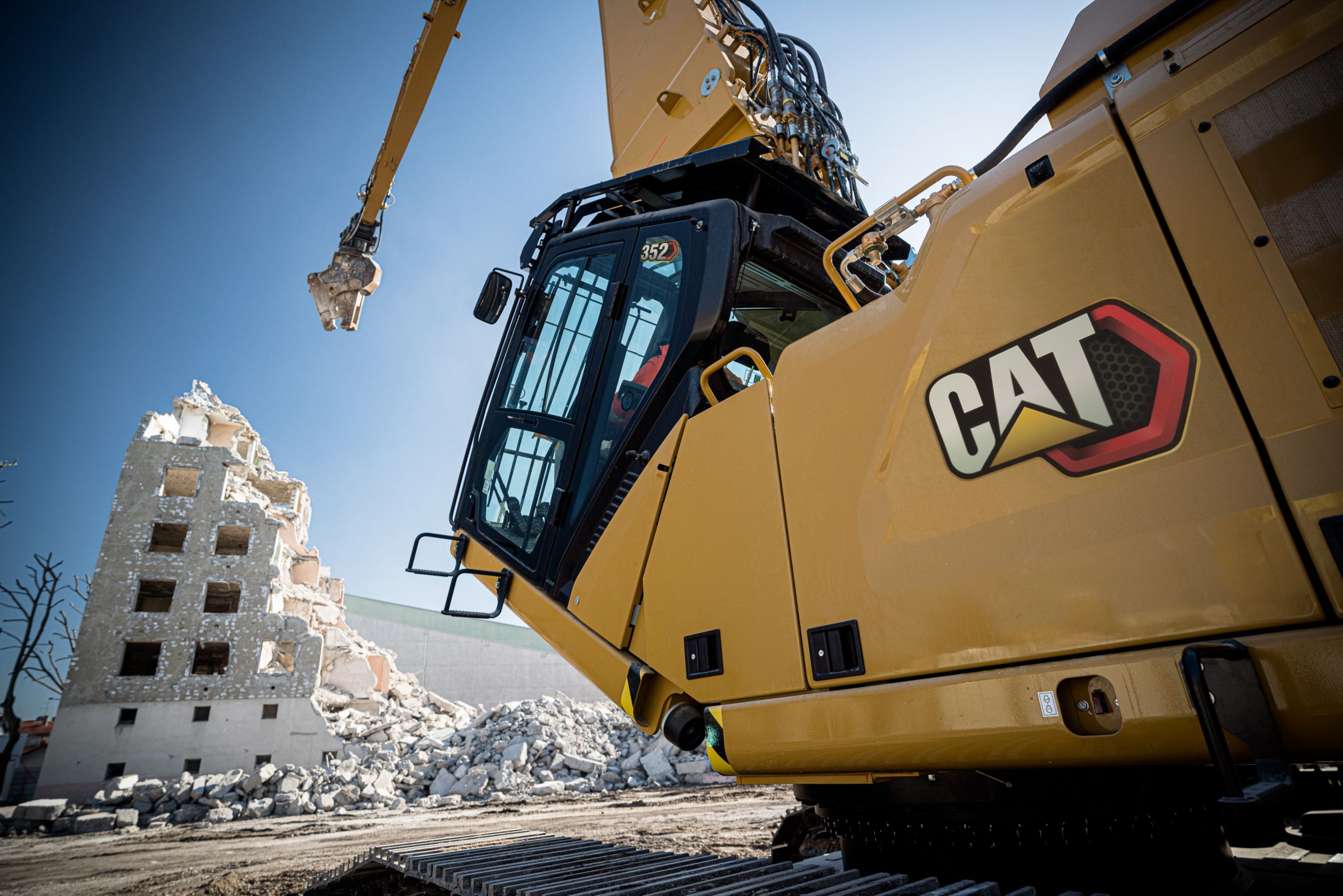 Cat® 352 UHD - Work in Comfort