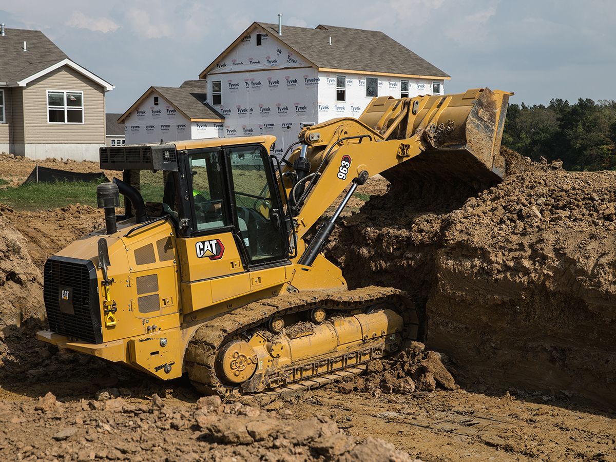 Les chargeuses à chaînes bénéficient d'une traction optimale pour les travaux d'excavation des fondations