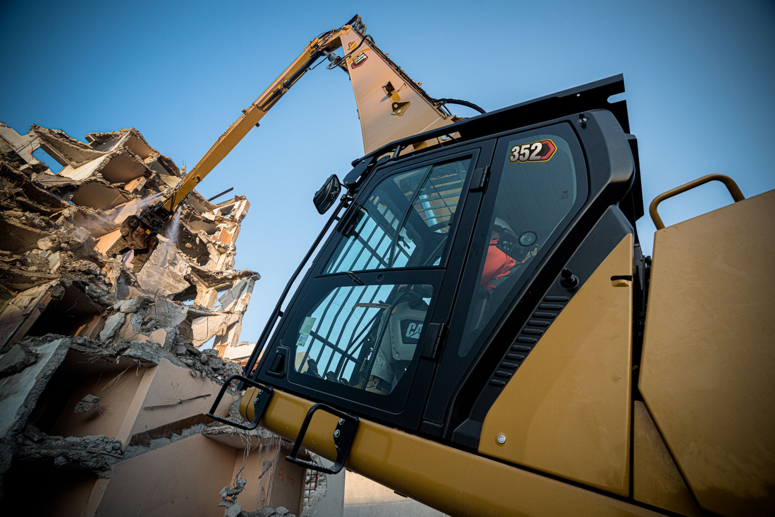 352 UHD Ultra High Demolition Hydraulic Excavator