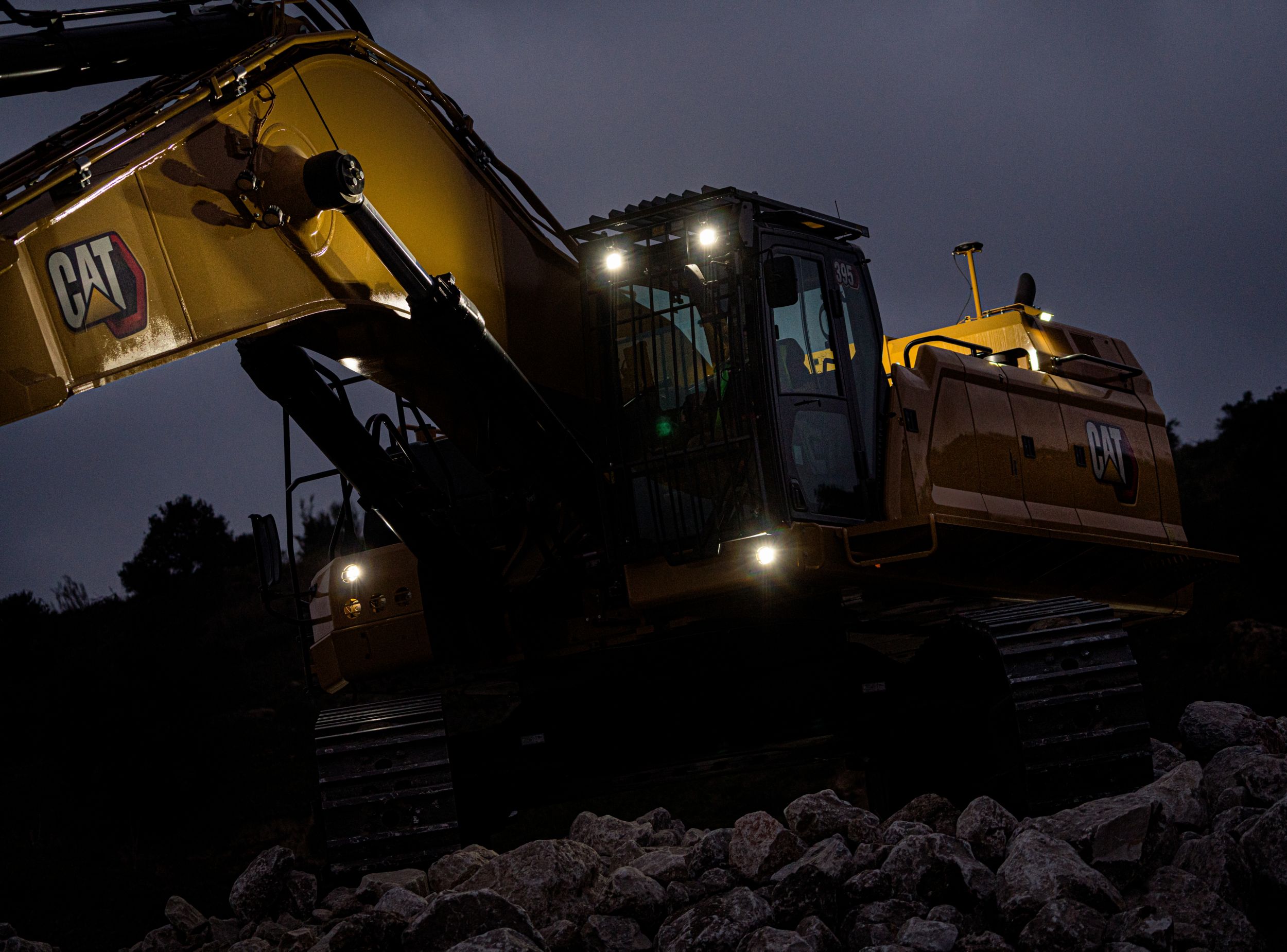 The Cat 395 hydraulic excavator's LED lighting helps illuminate the jobsite for enhanced operating safety.