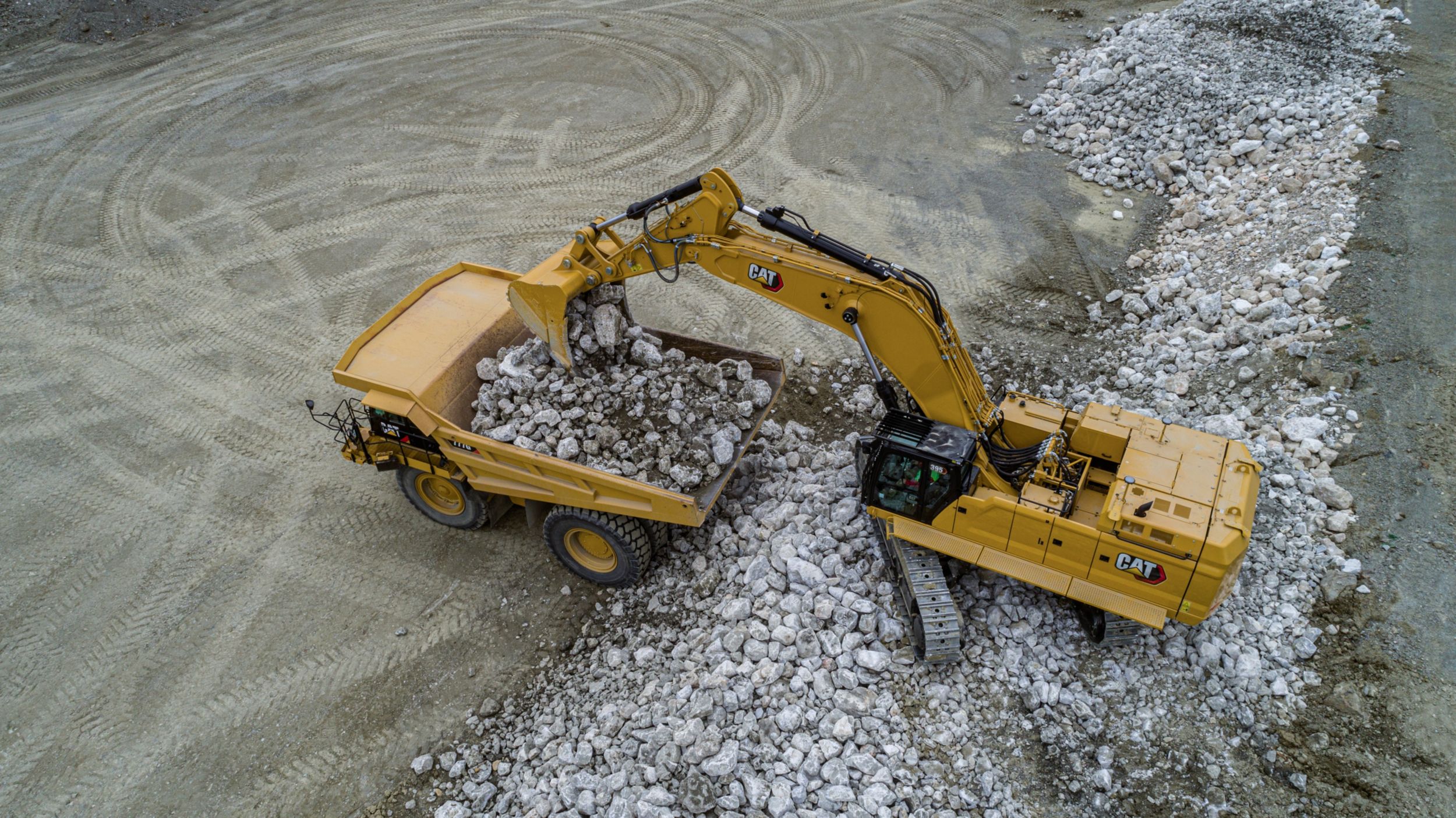 Standardowy system ważenia zamontowany wkoparce hydraulicznejCat395 bardzo ułatwia śledzenie produkcji.