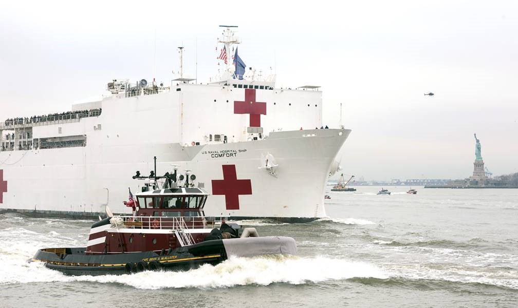 Tugboat assisting USNS Comfort
