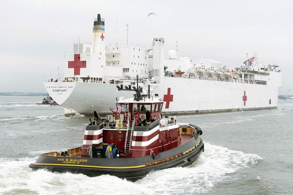 Tugboat assisting USNS Comfort