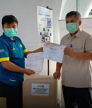 Two customers in personal safety gear