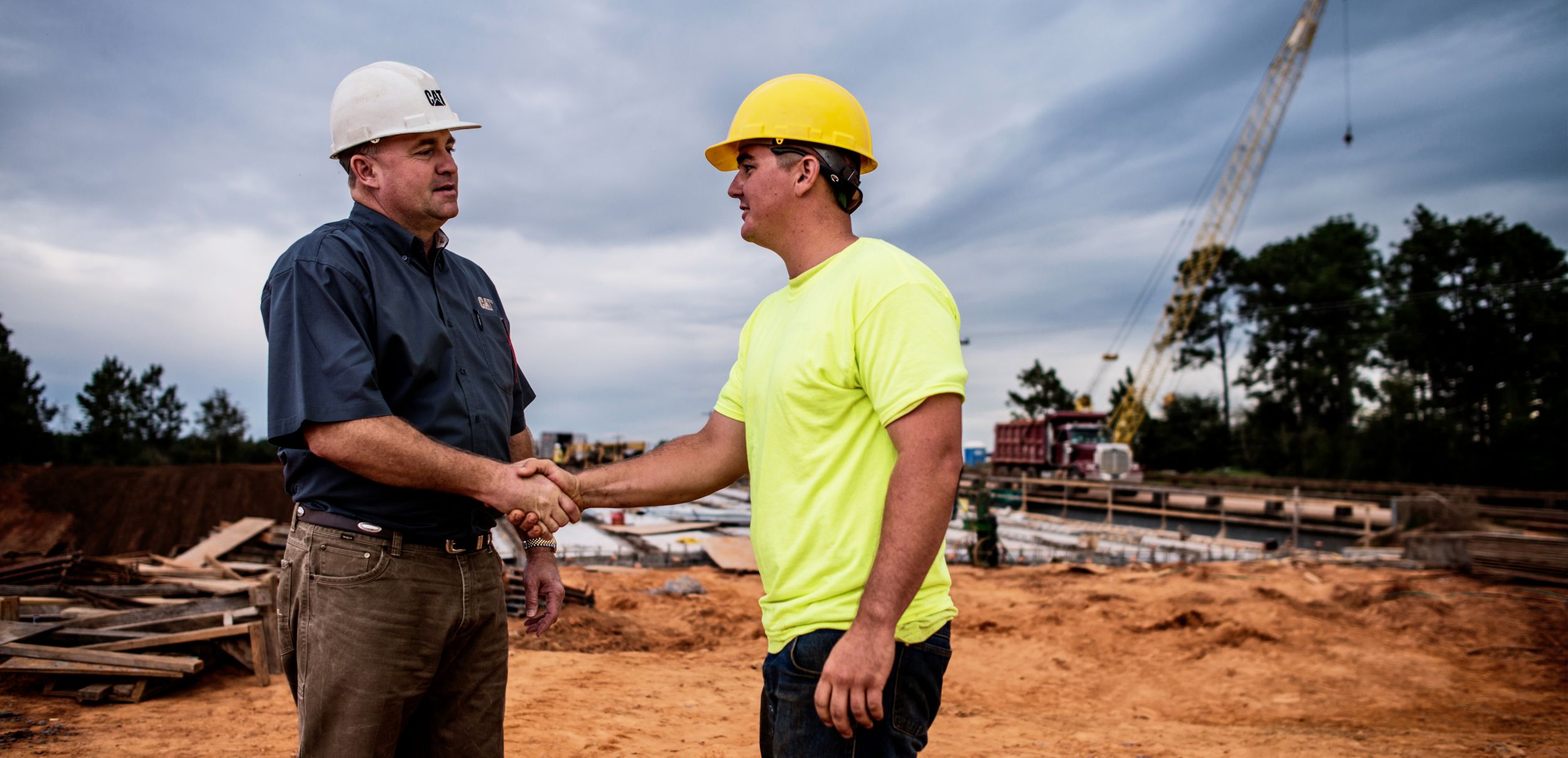 Deux clients se serrant la main sur un chantier