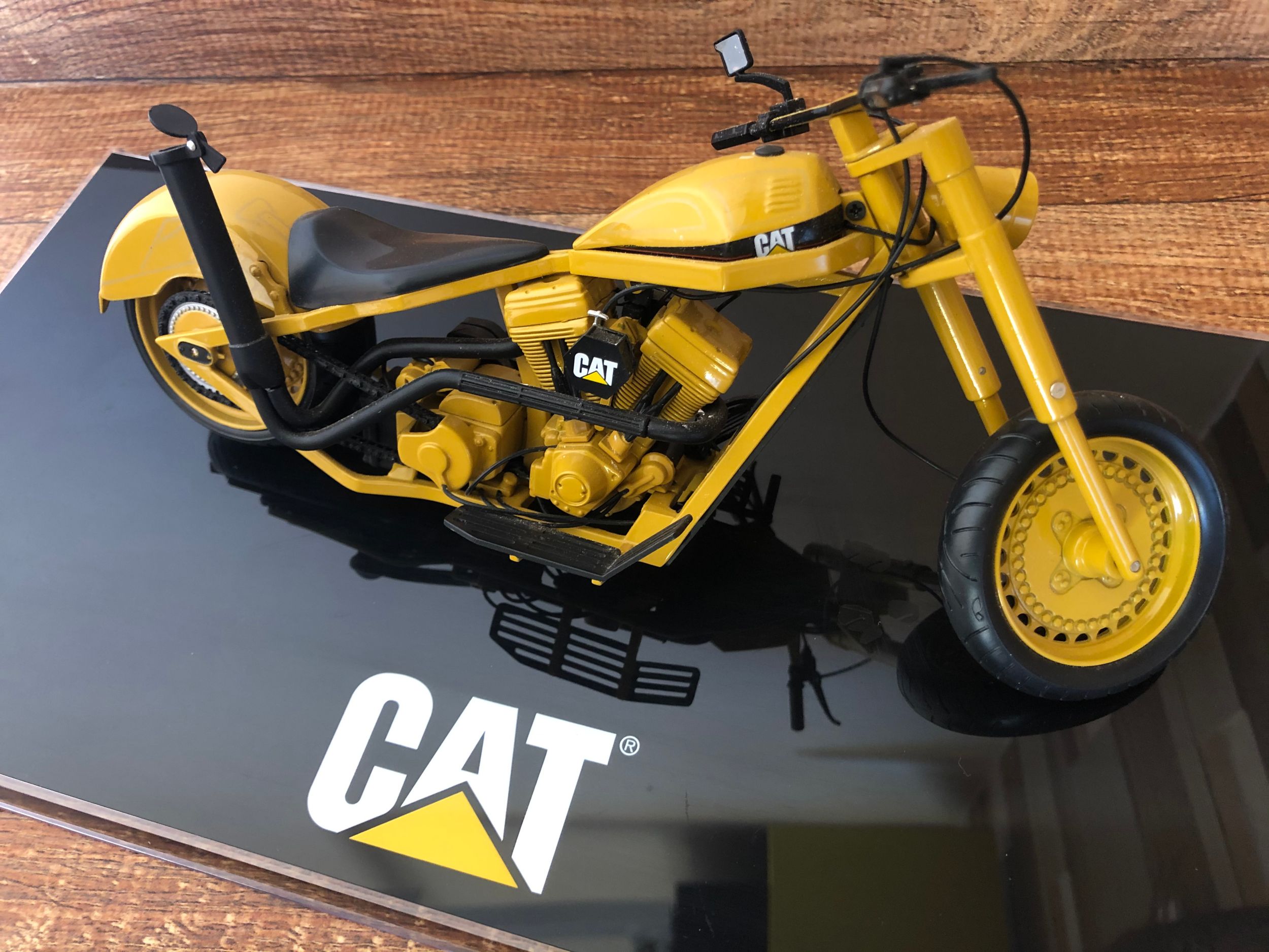 edição limitada do Cat custom chopper