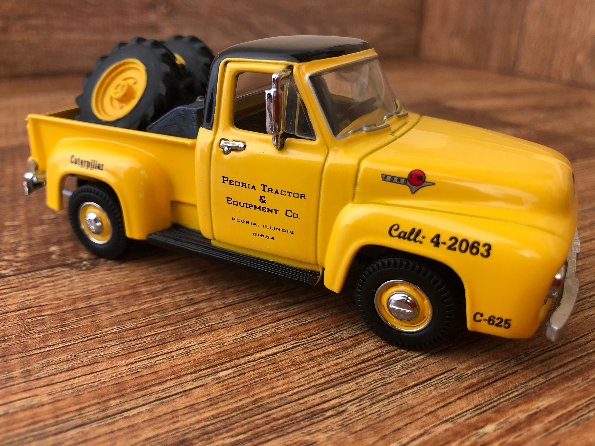 Caminhão: Peoria Tractor & Equipment Co.