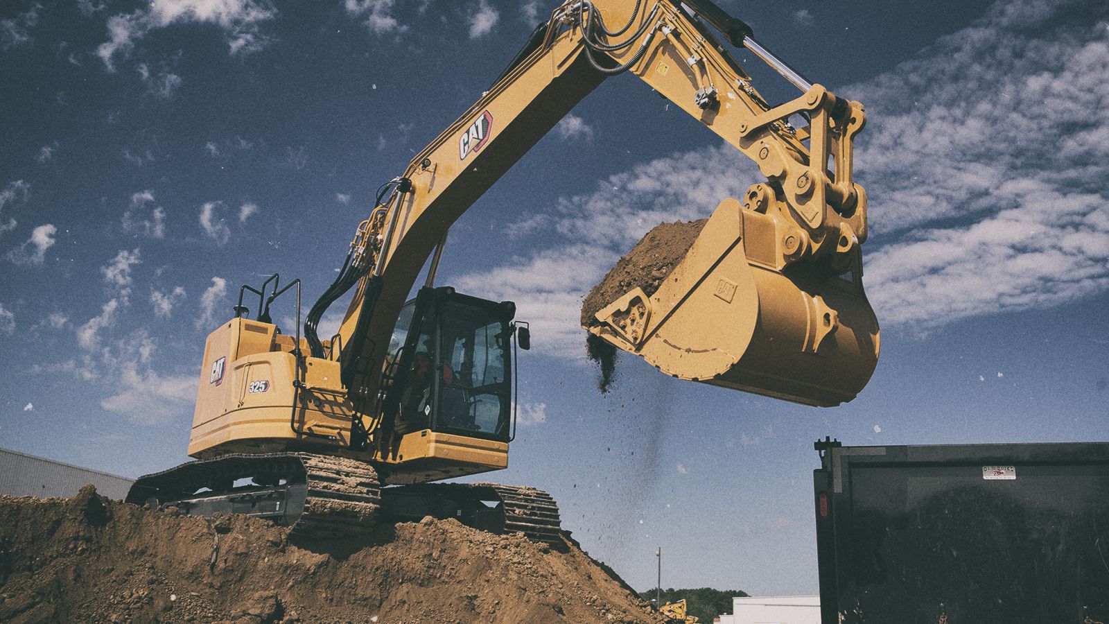 325 Excavator picking up dirt on jobsite