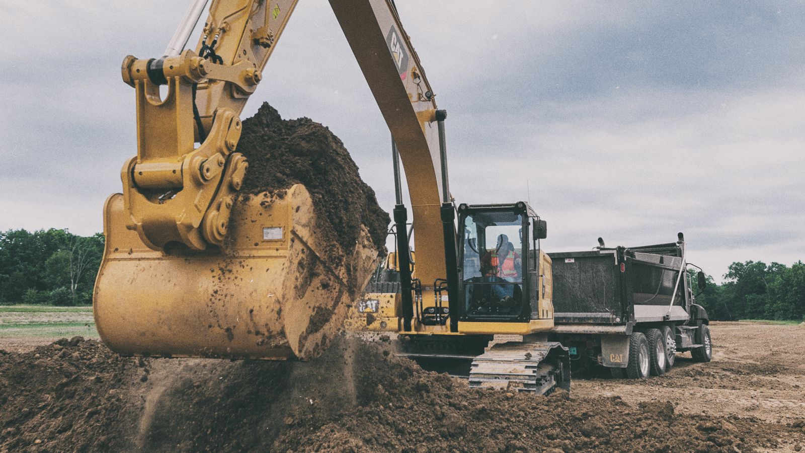 MORE ABOUT CAT® MEDIUM EXCAVATORS