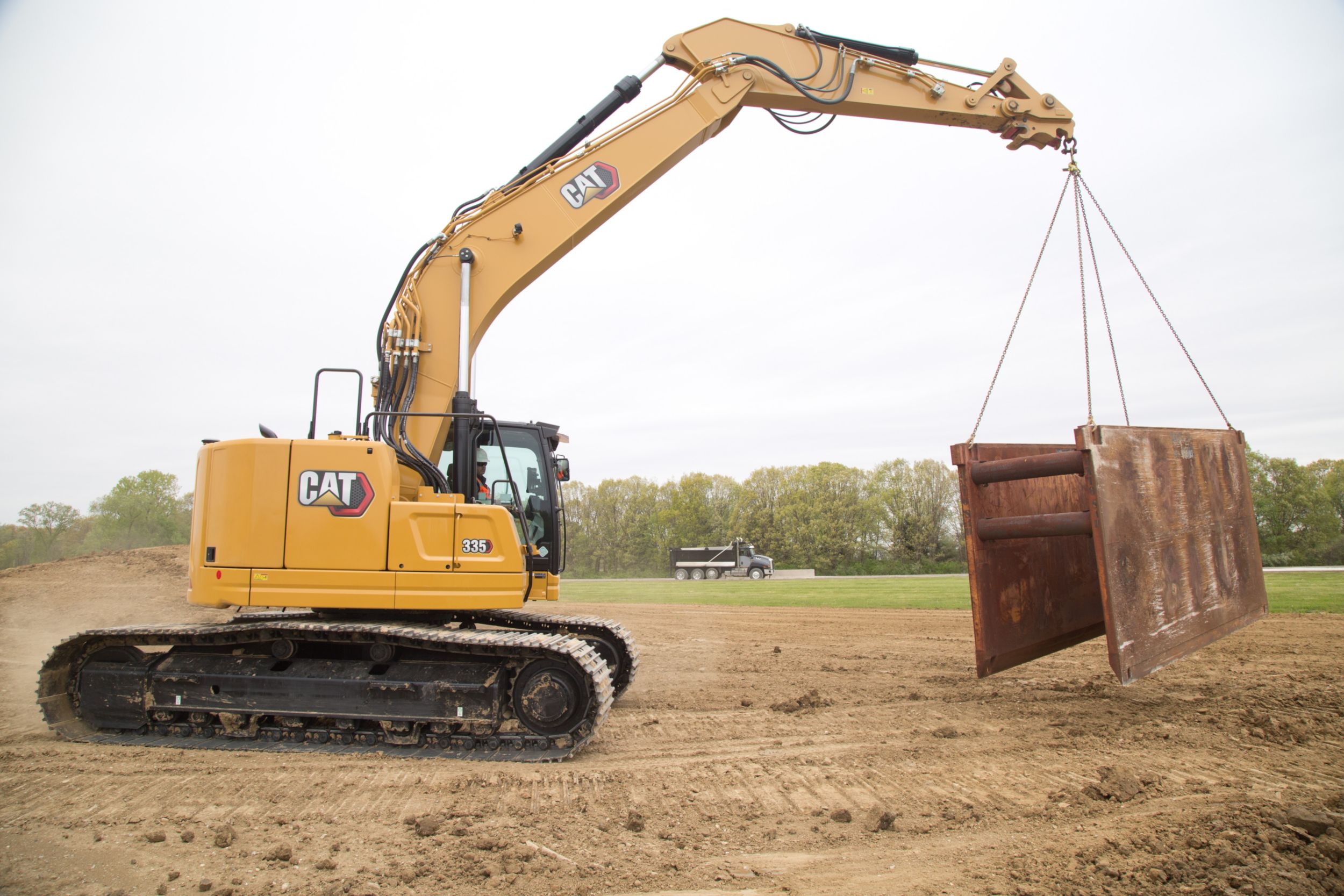 La 335 montrant ses capacités de levage