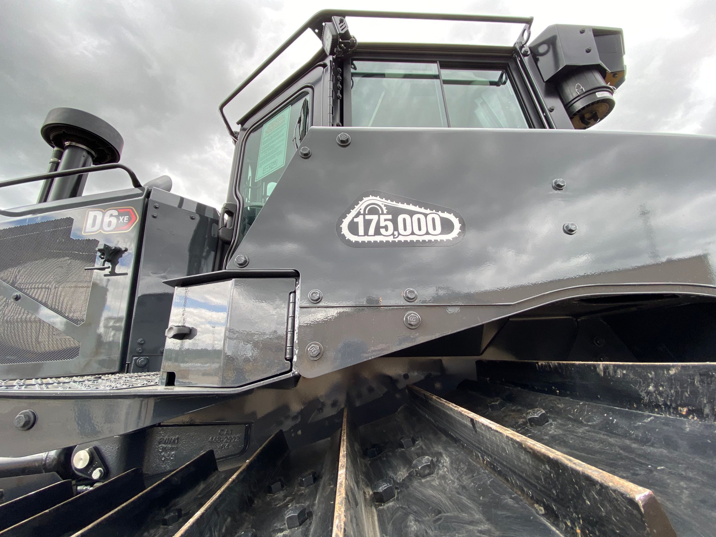 高位置スプロケットを備えたブルドーザ