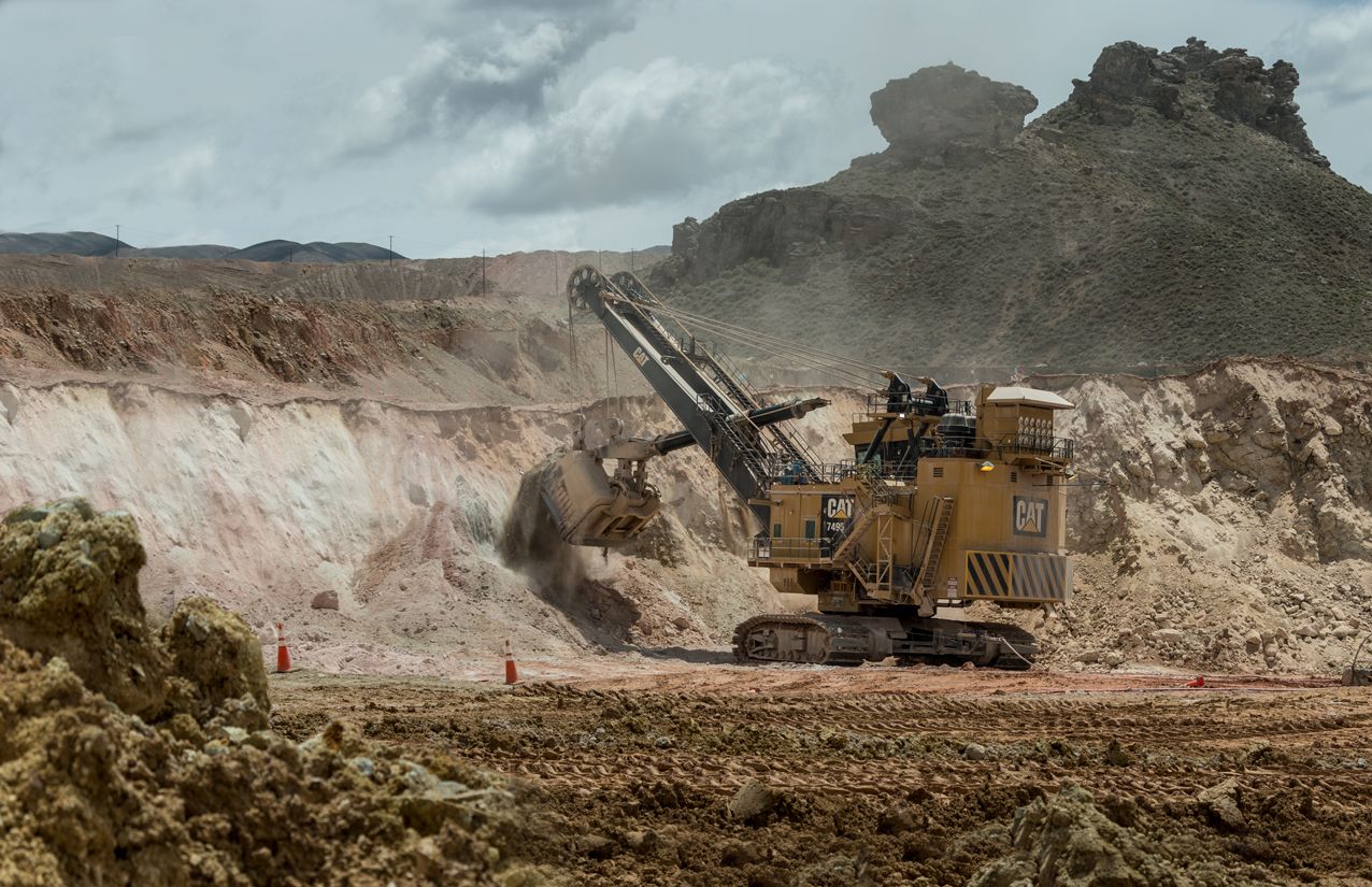 Electric rope shovel digging at the face