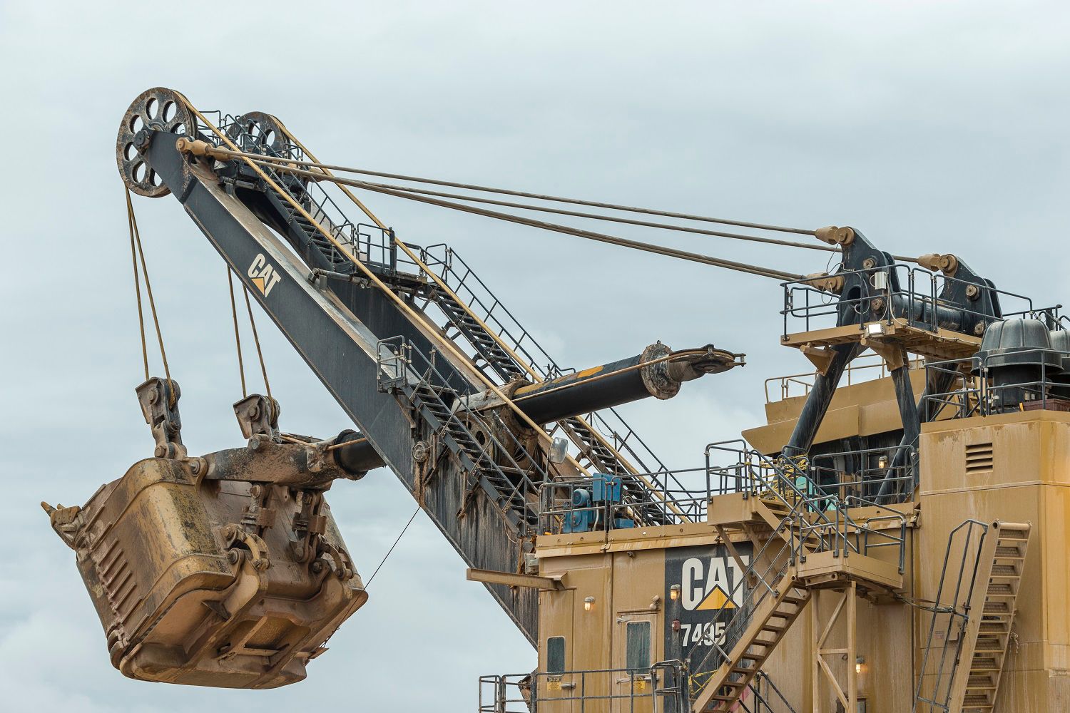 7495 Electric Rope Shovel with Rope Crowd