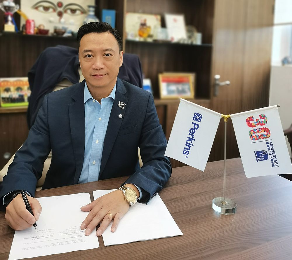 维佳动力公司总经理 Billy Lui 签署了经销商协议。