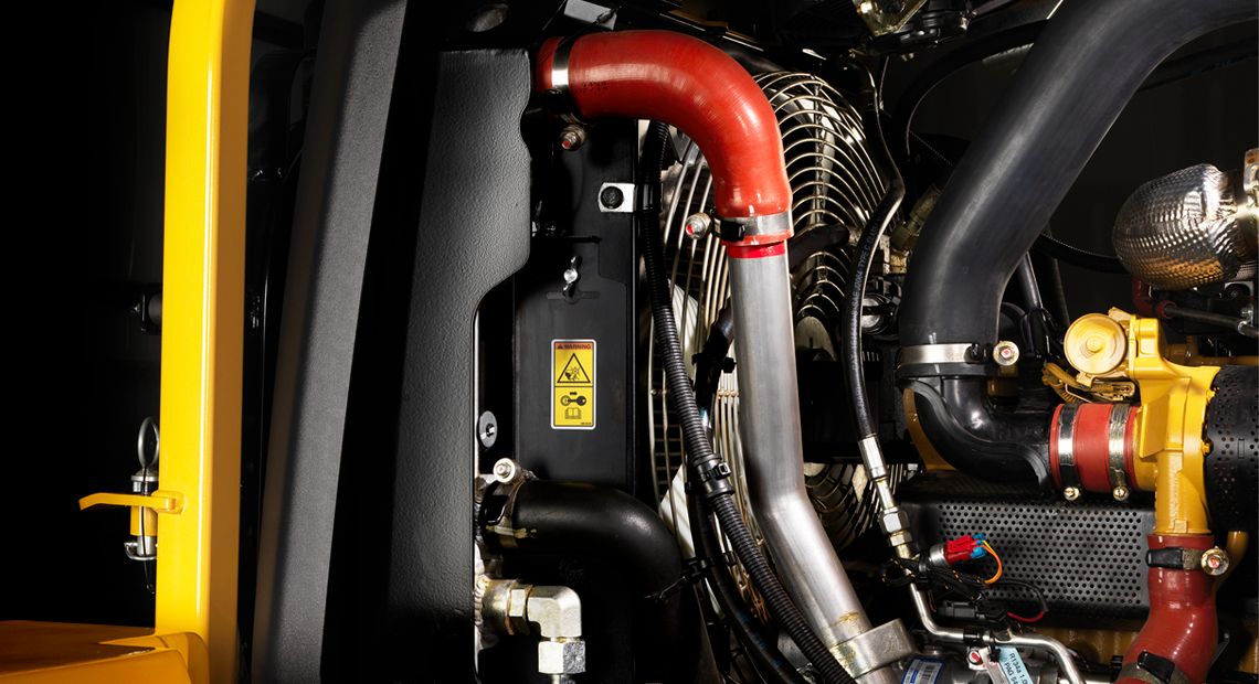 The Cat® 914 & 920 Waste Handler’s reversing engine fan increases engine life and improves performance.