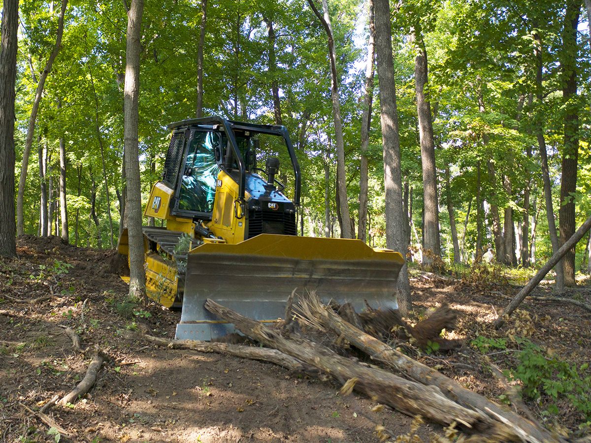 Ajoutez des options comme des balayeuses et des filtres pour équiper votreD4 en vue de travaux de foresterie et de défrichement