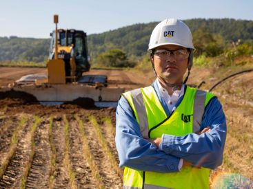 現場で油圧ショベルを操作する顧客