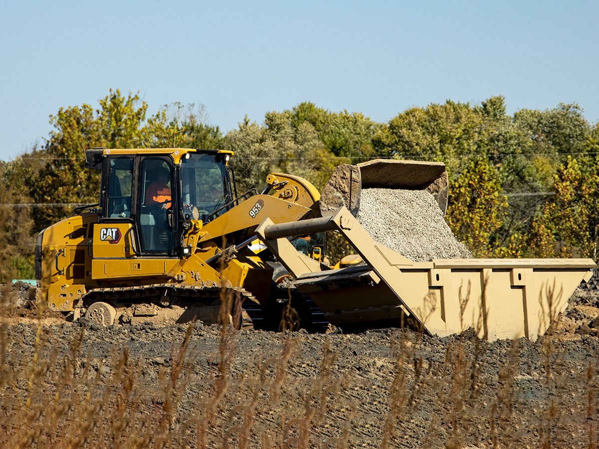 Cat 953 crawler loader dumping gravel