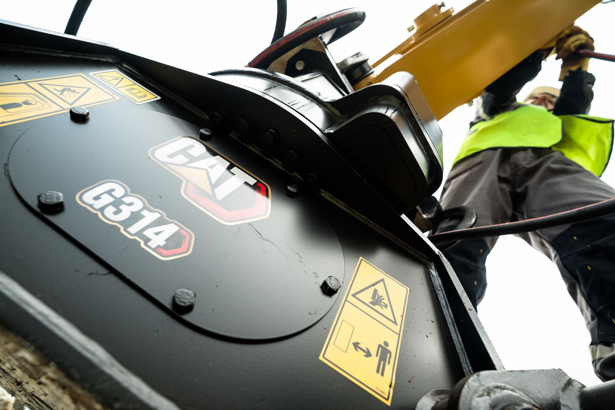 Hydraulic cylinder inspection performed by Cat dealer