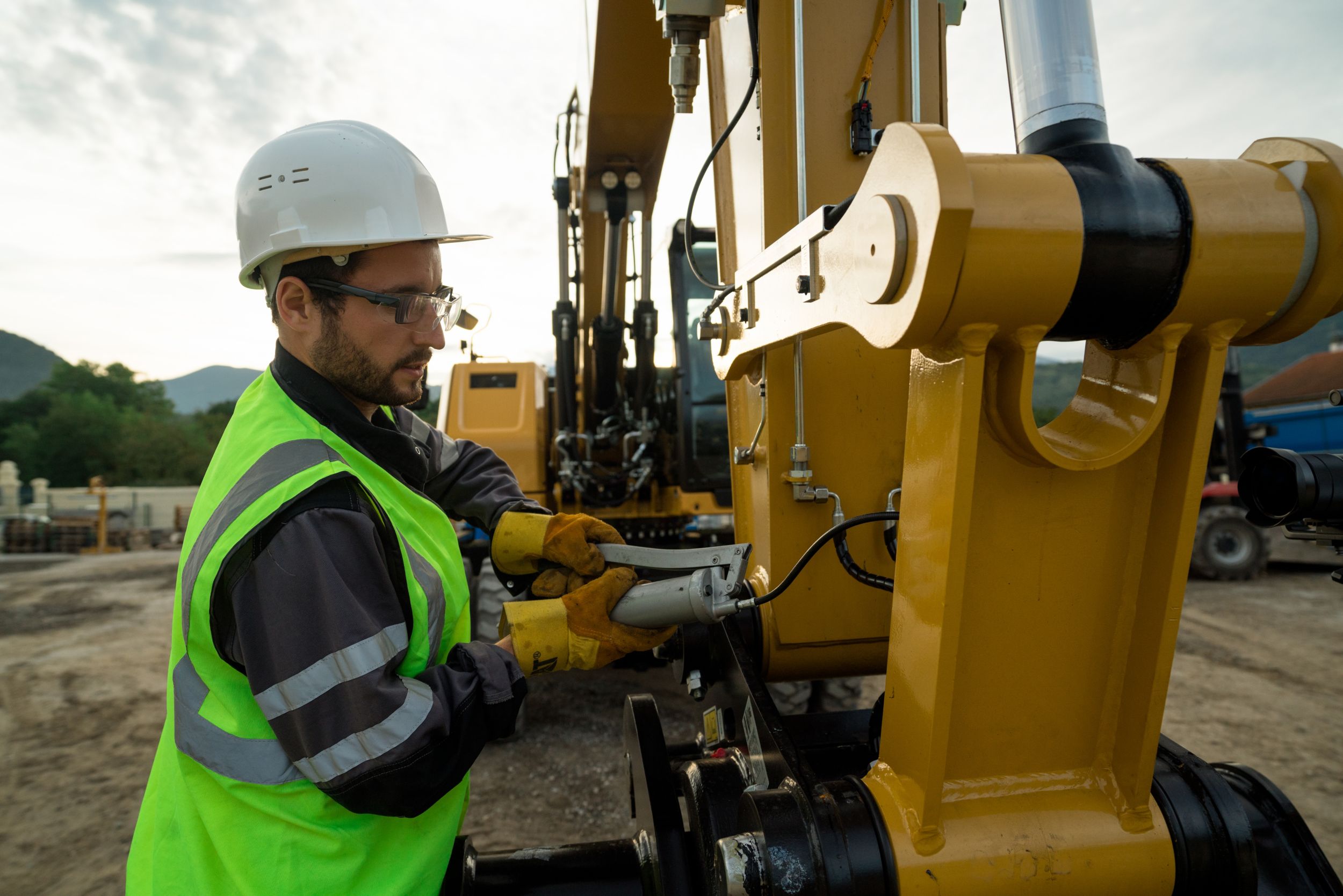 Cat dealer performing hydraulic service