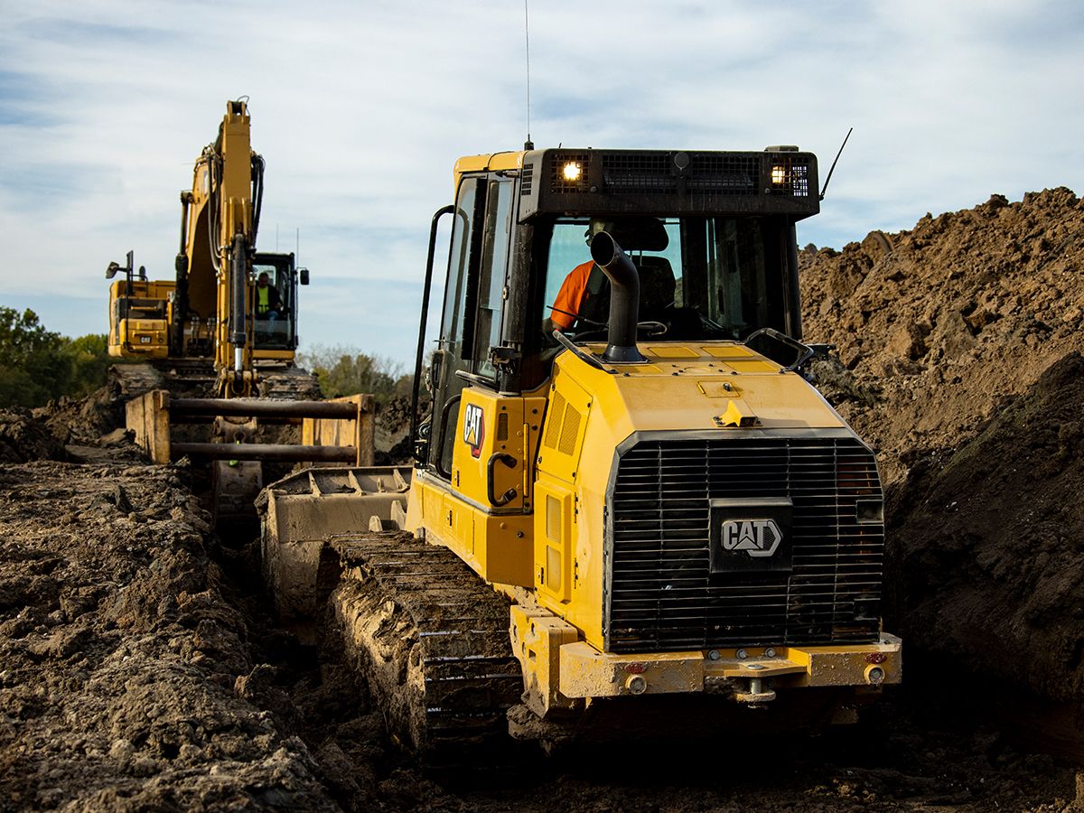 Cat 953 track loader working in a trench