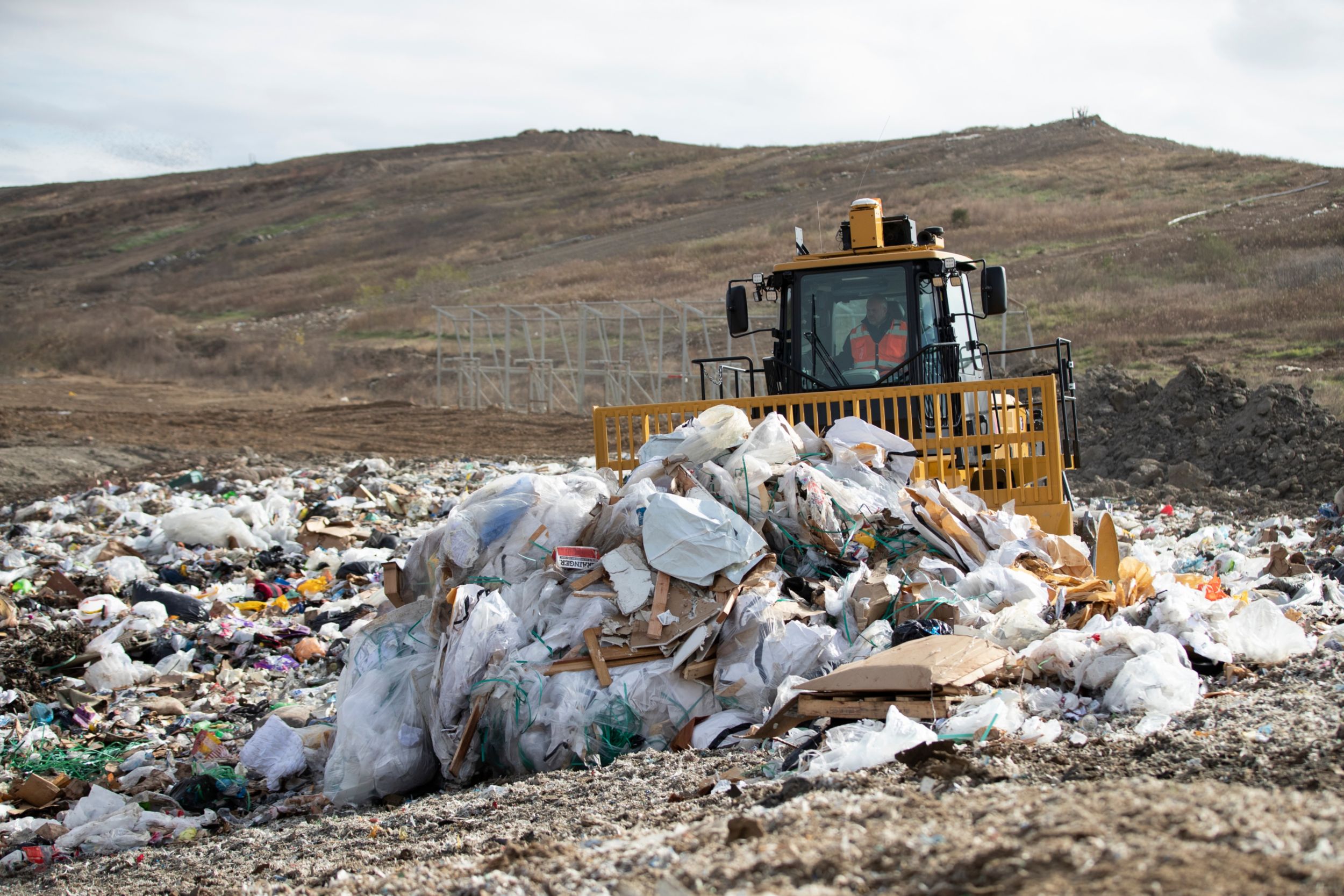 Compacteur à déchets Cat 816 dans la poubelle