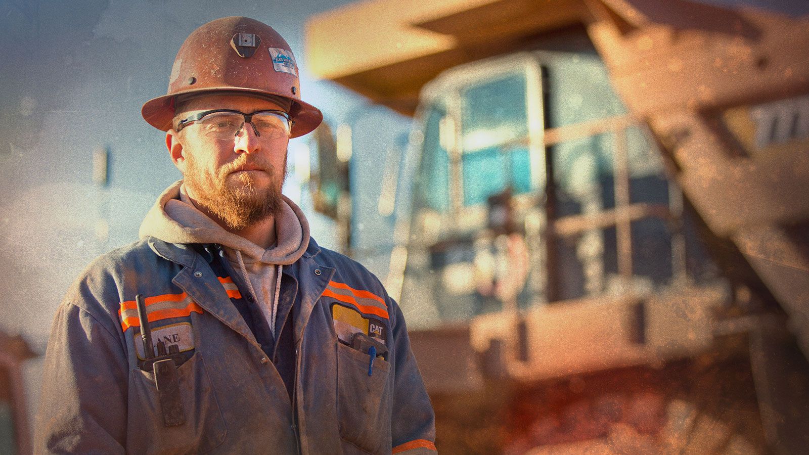 Hombre cerca de un camión para la minería