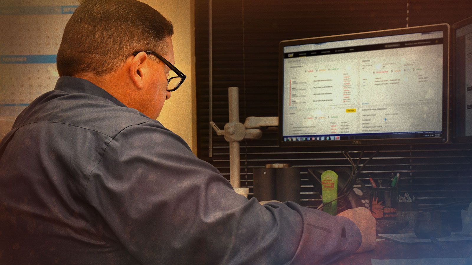 Hombre con gafas mirando la computadora