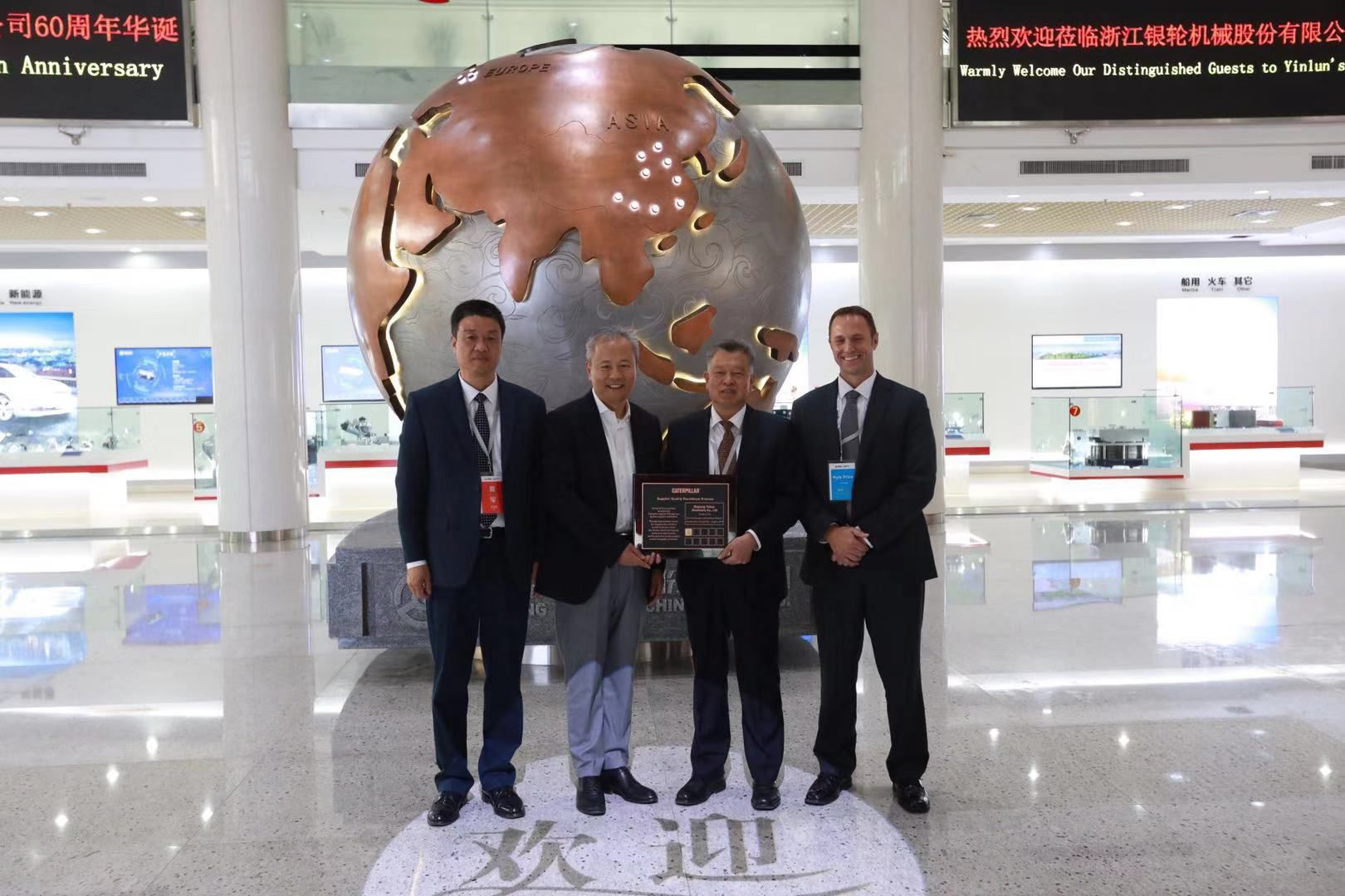 7.60周年庆，陈总和徐总合影