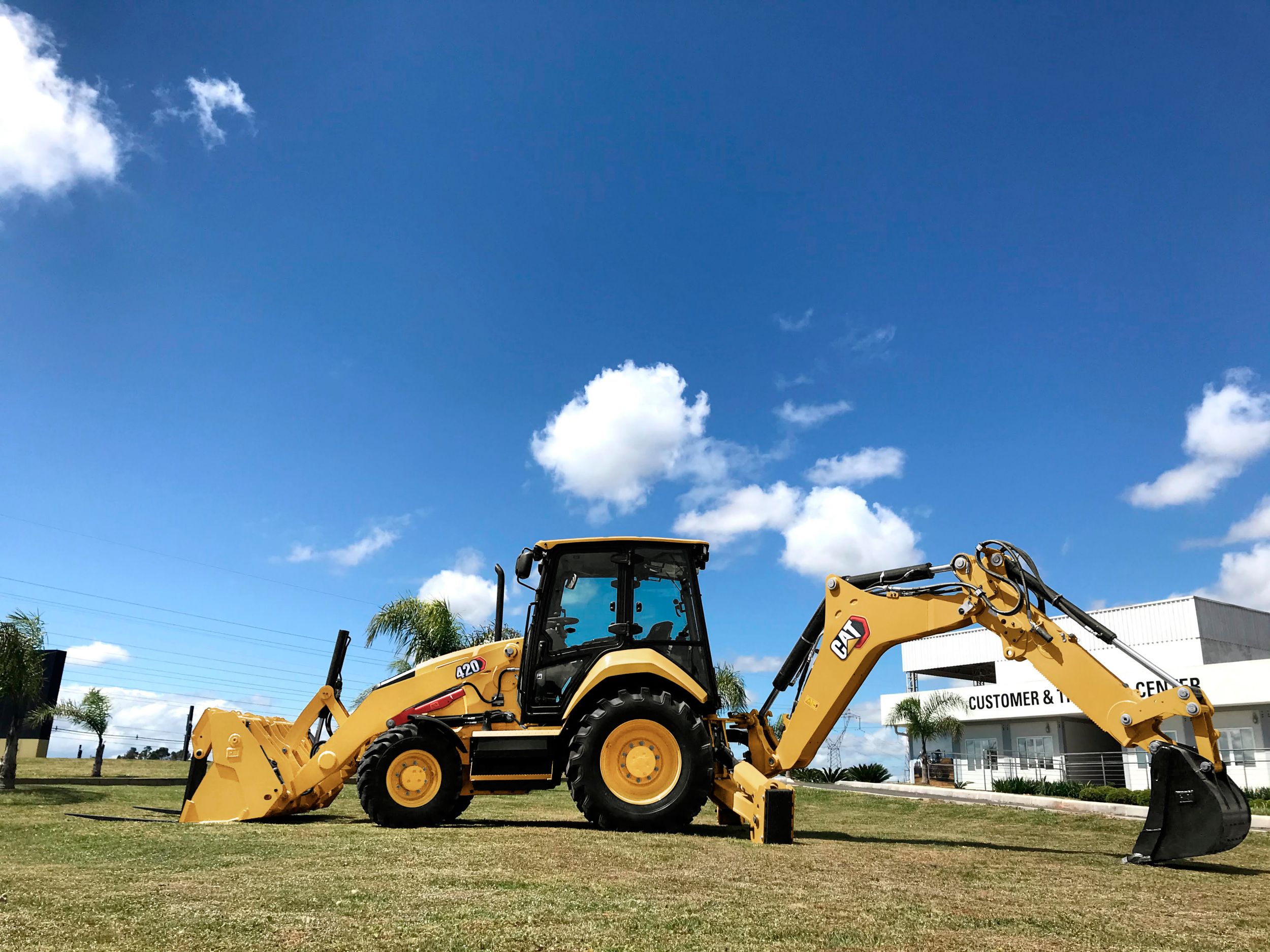 Retroescavadeiras Com Articula O Central Cat Caterpillar