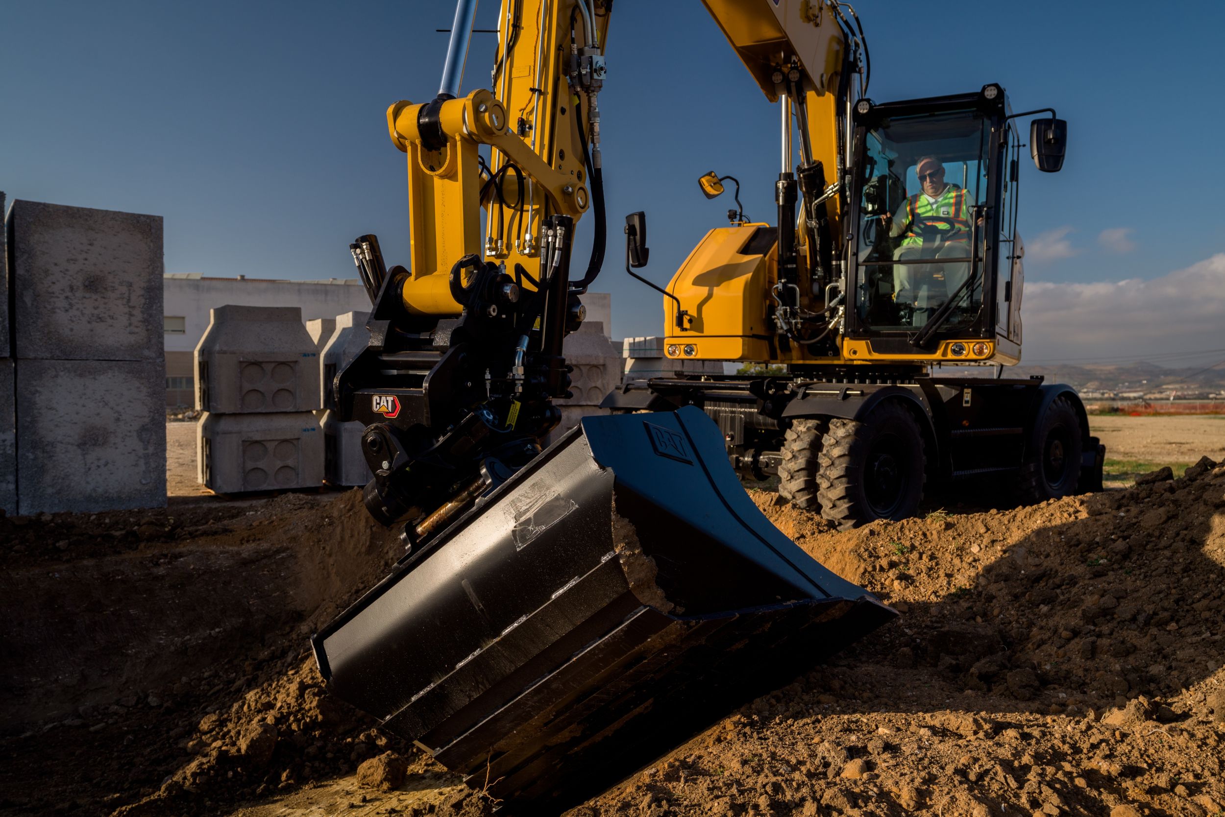 Achieve desired grade and dig on an angle with a Tiltrotator.