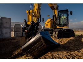 Achieve desired grade and dig on an angle with a Tiltrotator.