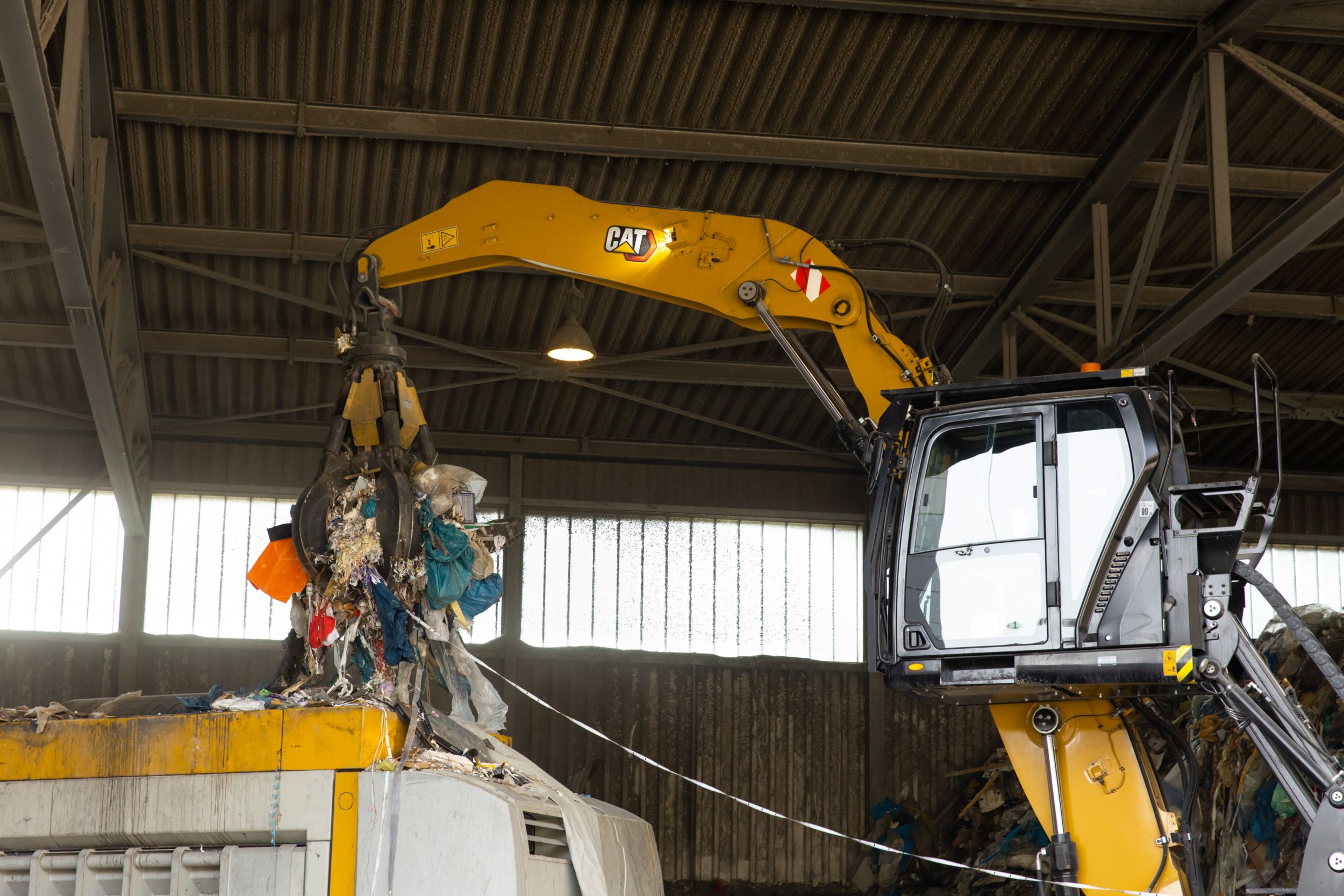 MH3022 lyfter upp avfall