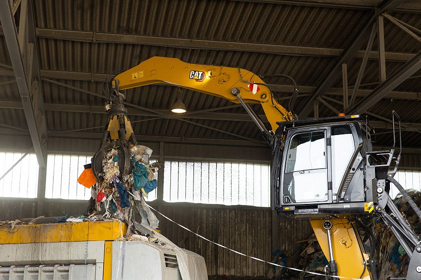 MH3022 picking up waste