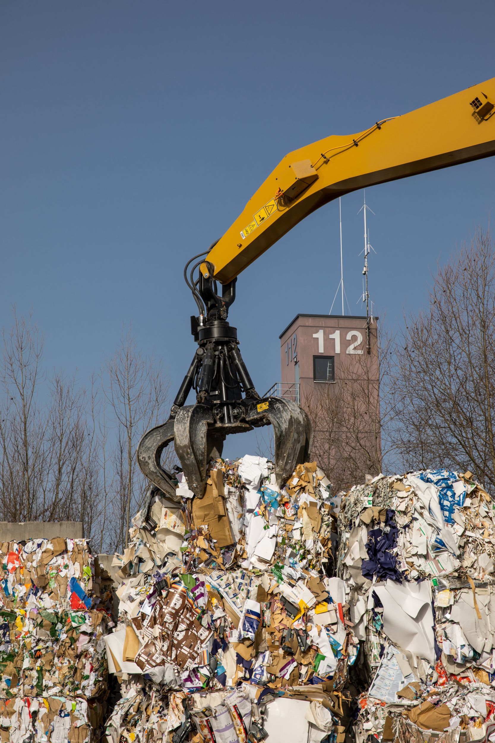 MH3024 chwytająca sprasowane śmieci