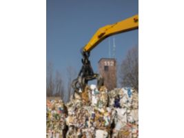MH3024 Grabbing a compact block of garbage