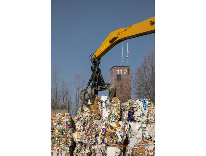 MH3024 Grabbing a compact block of garbage