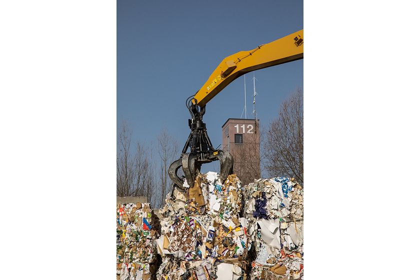 MH3024 Grabbing a compact block of garbage