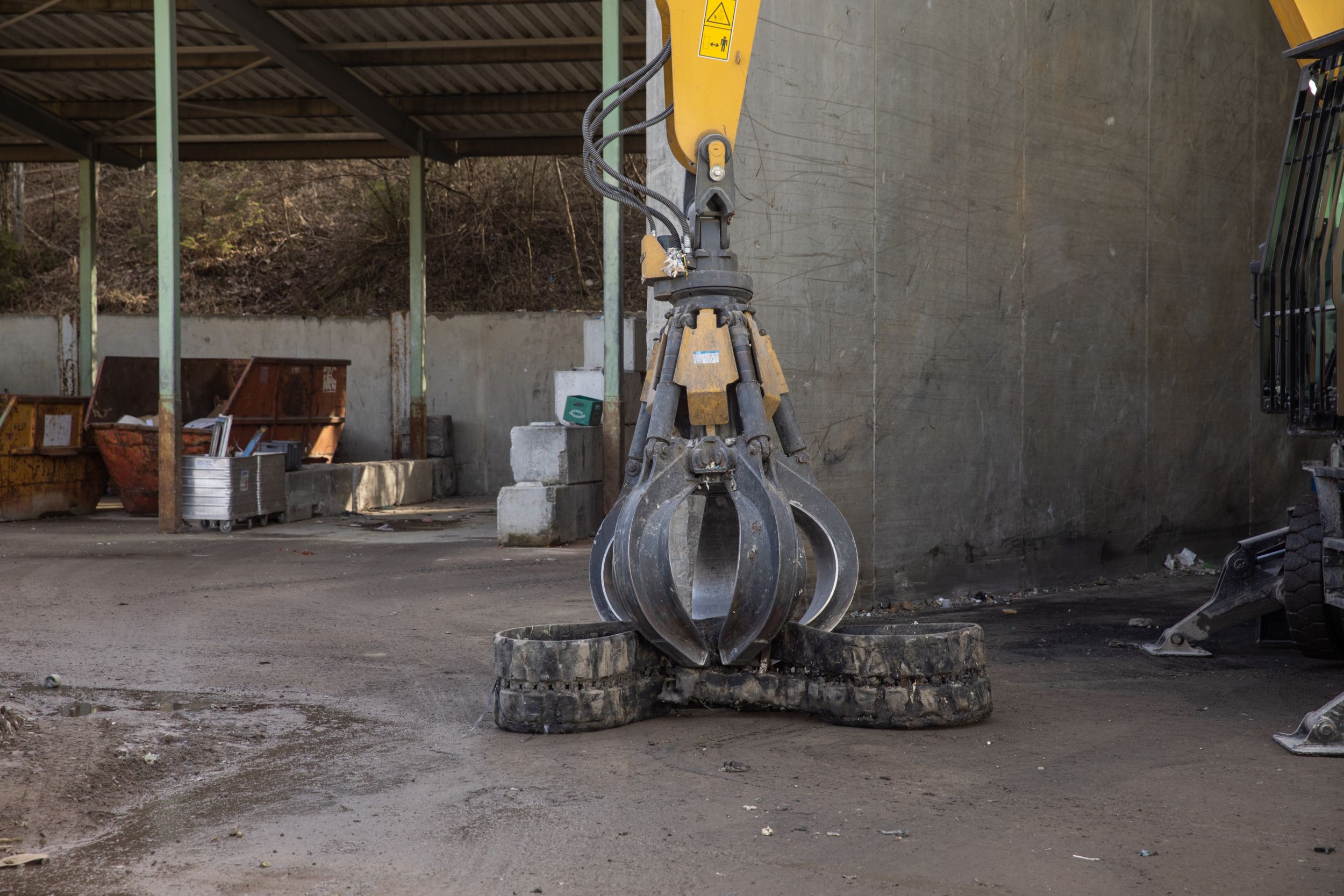 MH3022 lyfter upp ett däck