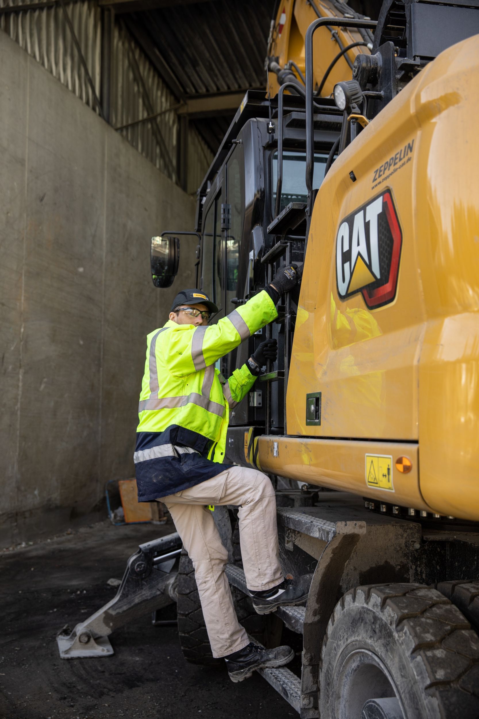 En förare klättrar ner från MH3022