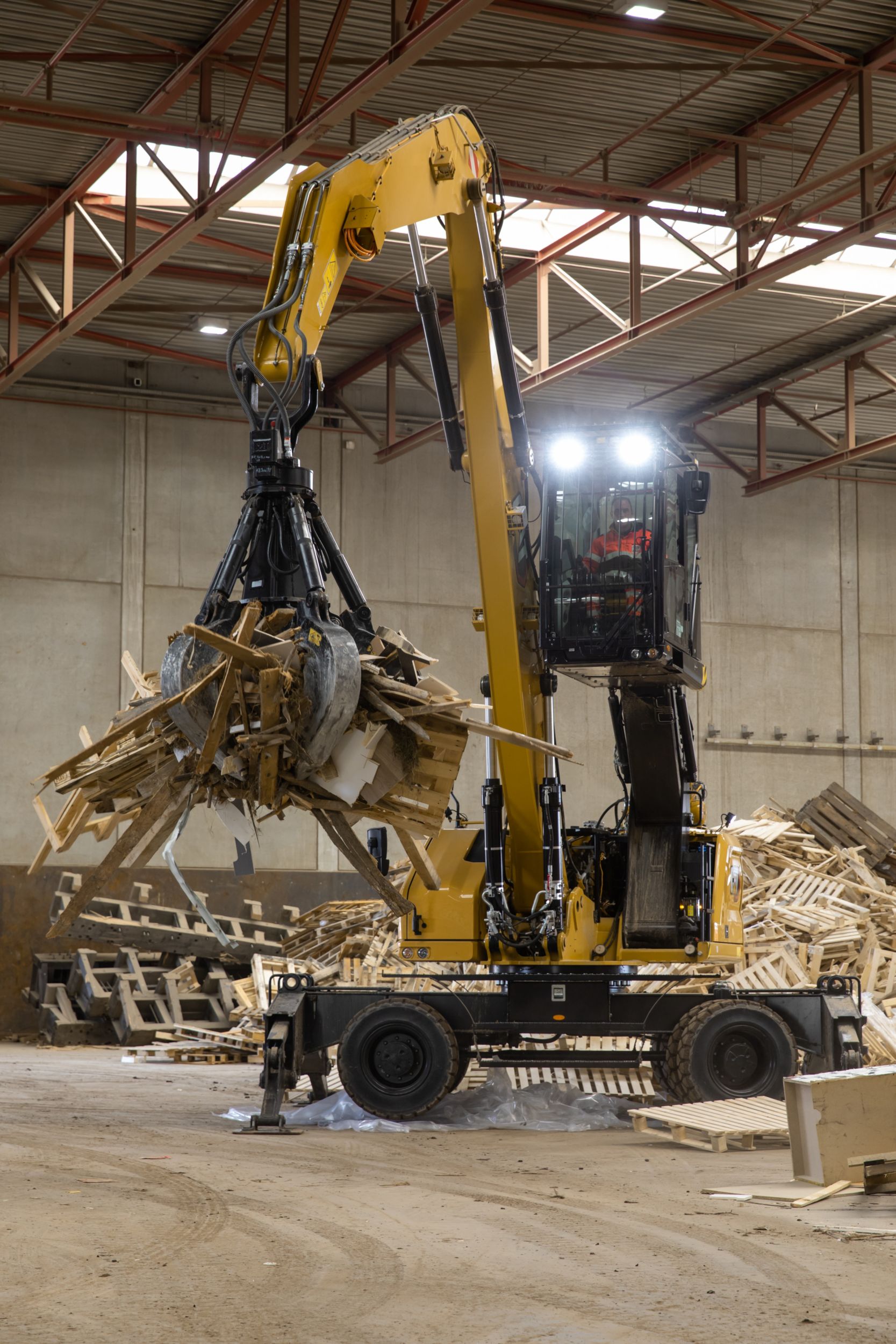 MH3024 lyfter upp träbitar