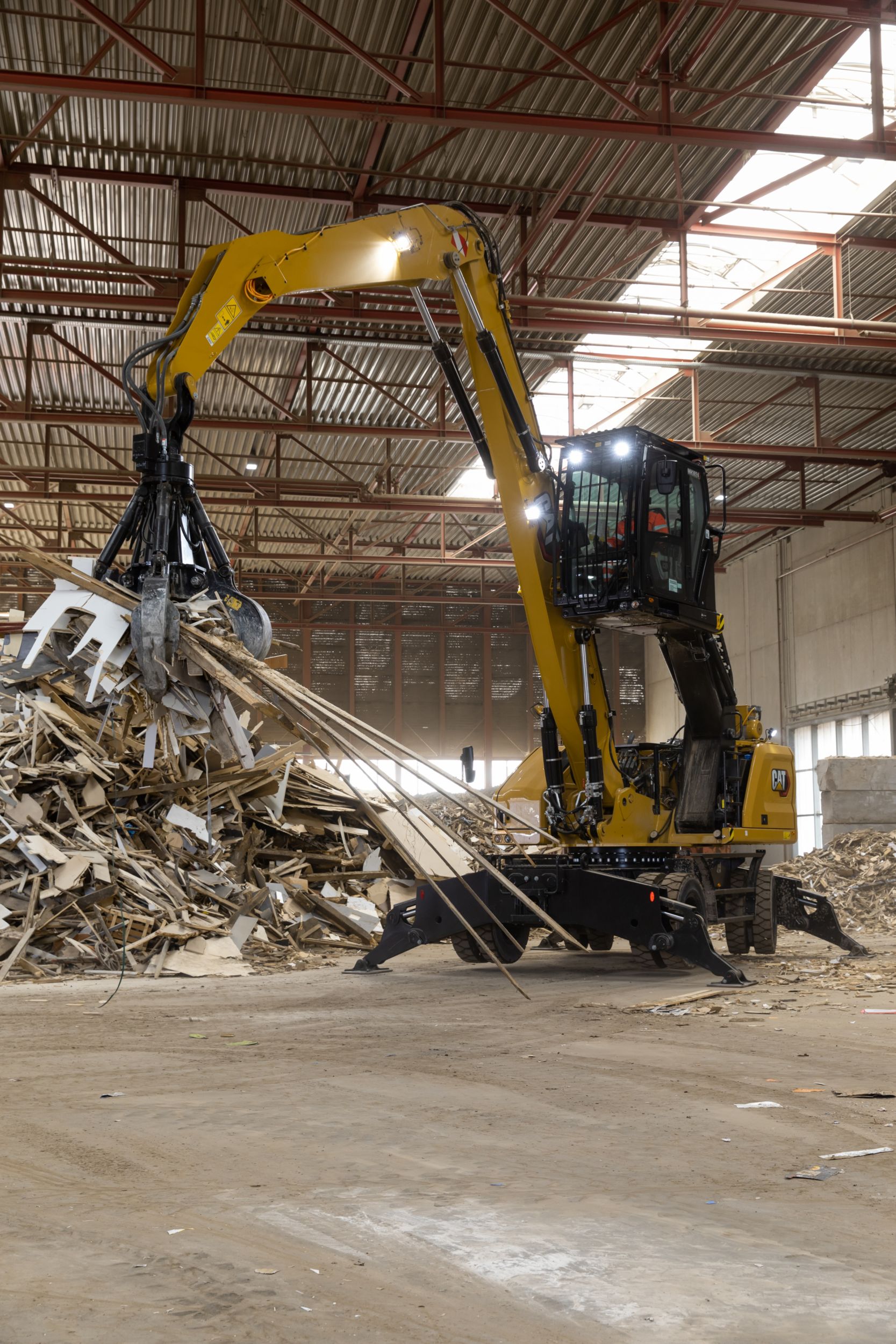 Een berg stukken hout verplaatsen