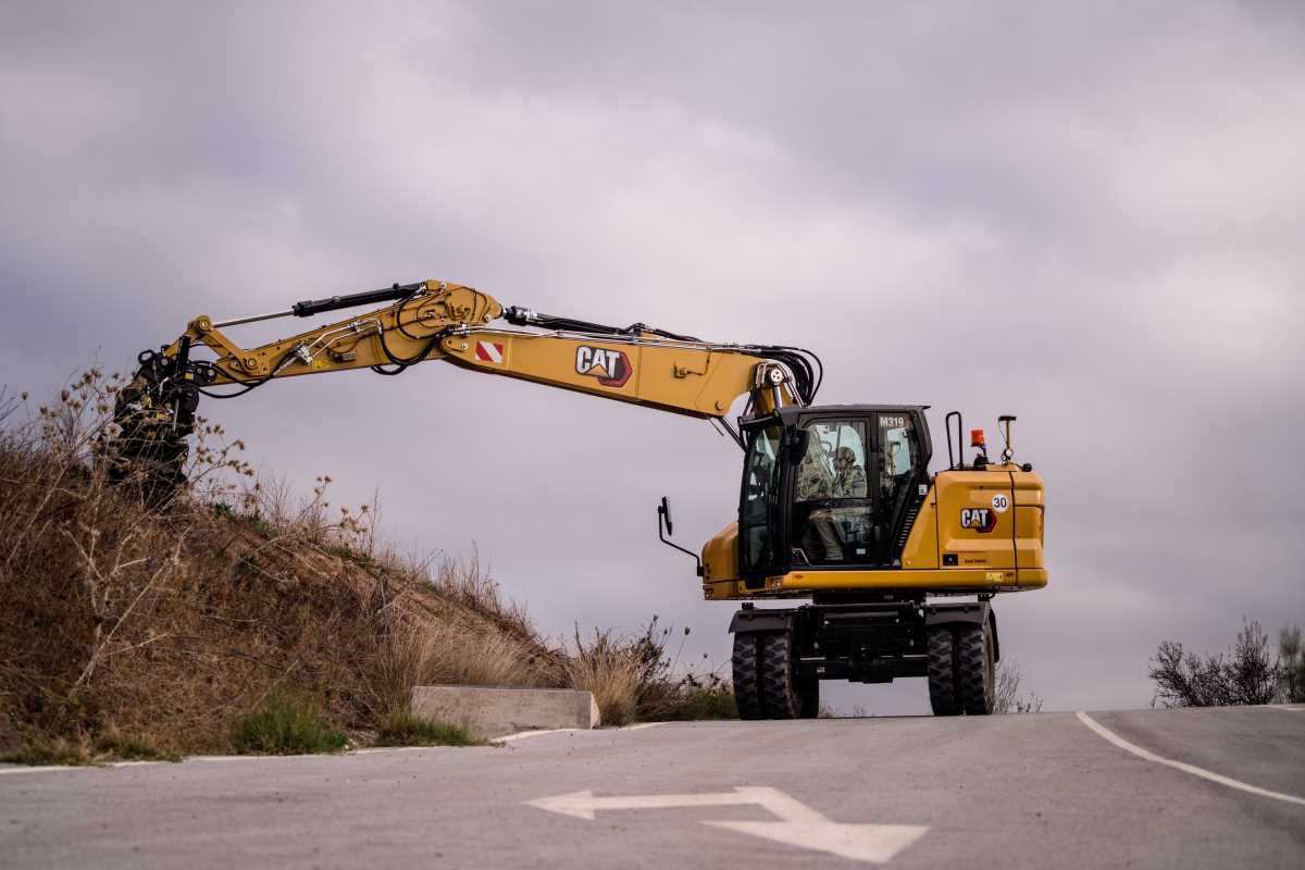 La M319 en train de travailler sur une route