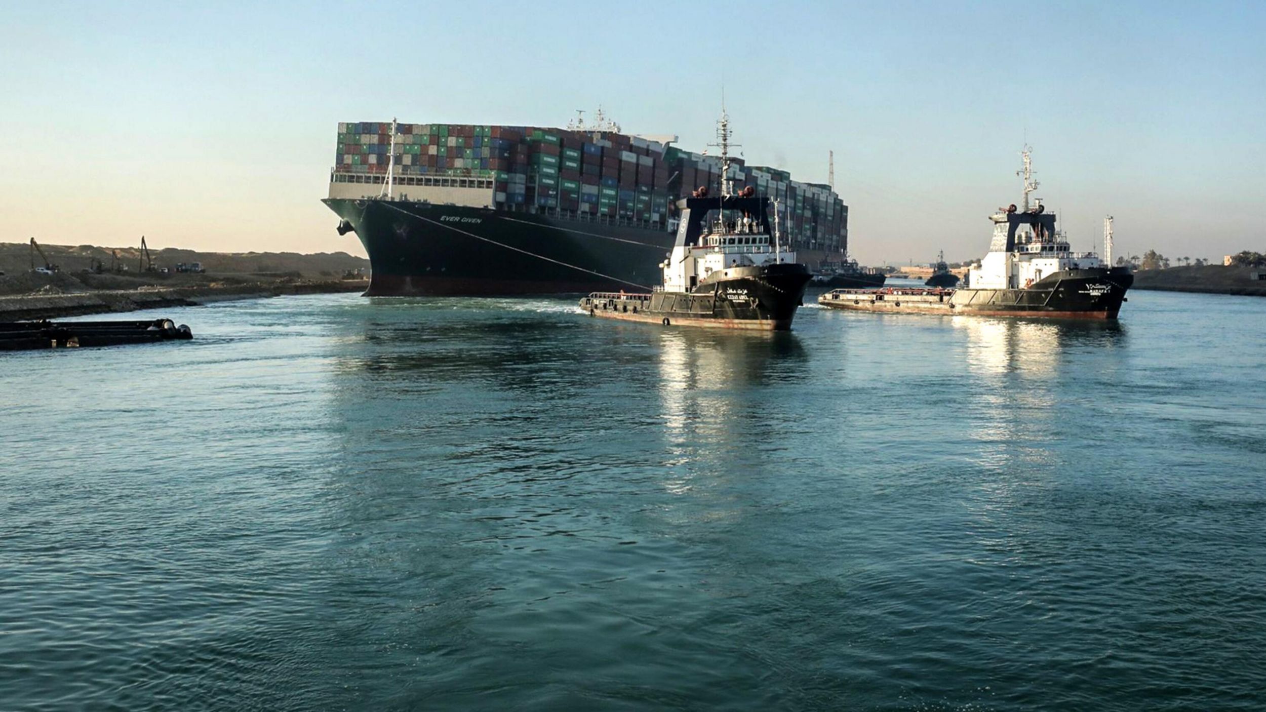 BARRAKA I & EZZAT ADEL pulling on bow of EVER GIVEN