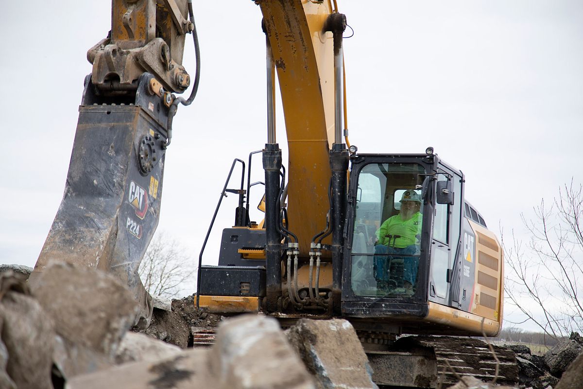 Cat P224 Pulverizer on Cat Excavator