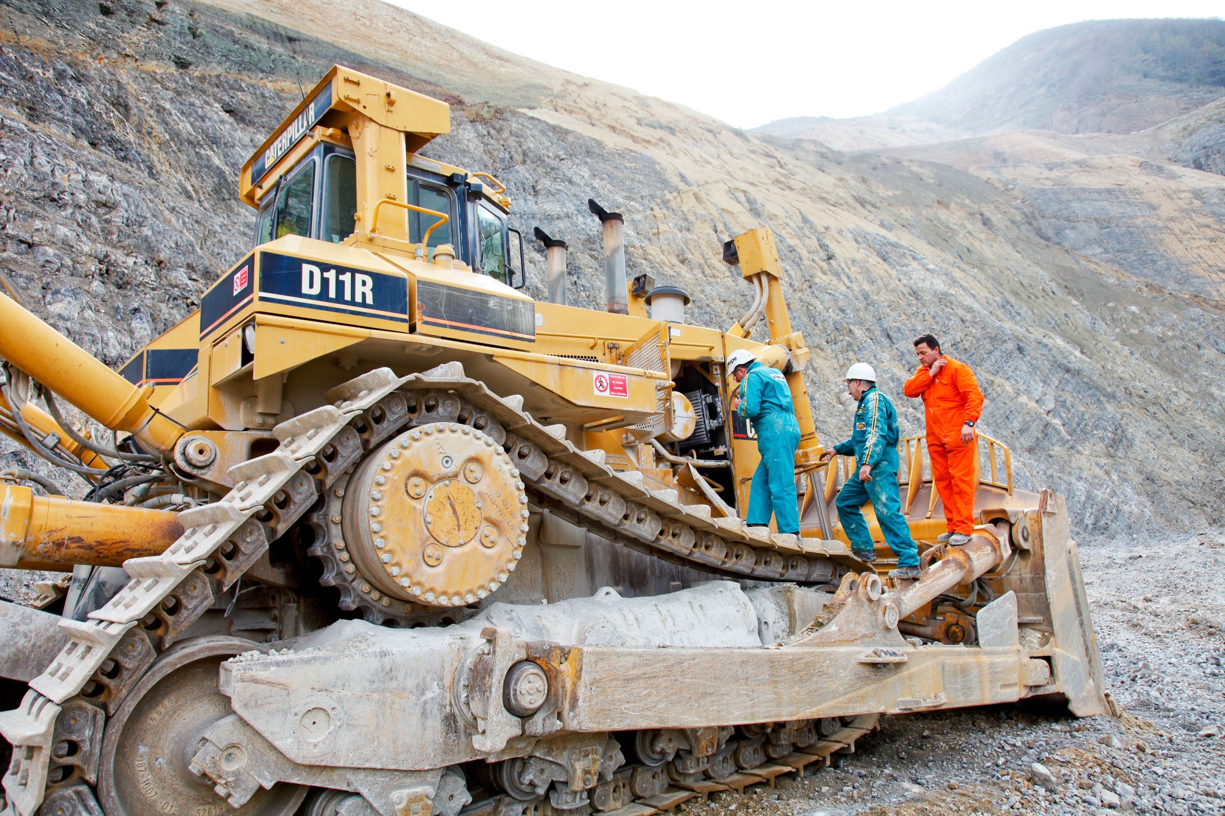 Cliente nei cantieri con escavatore e camion articolato