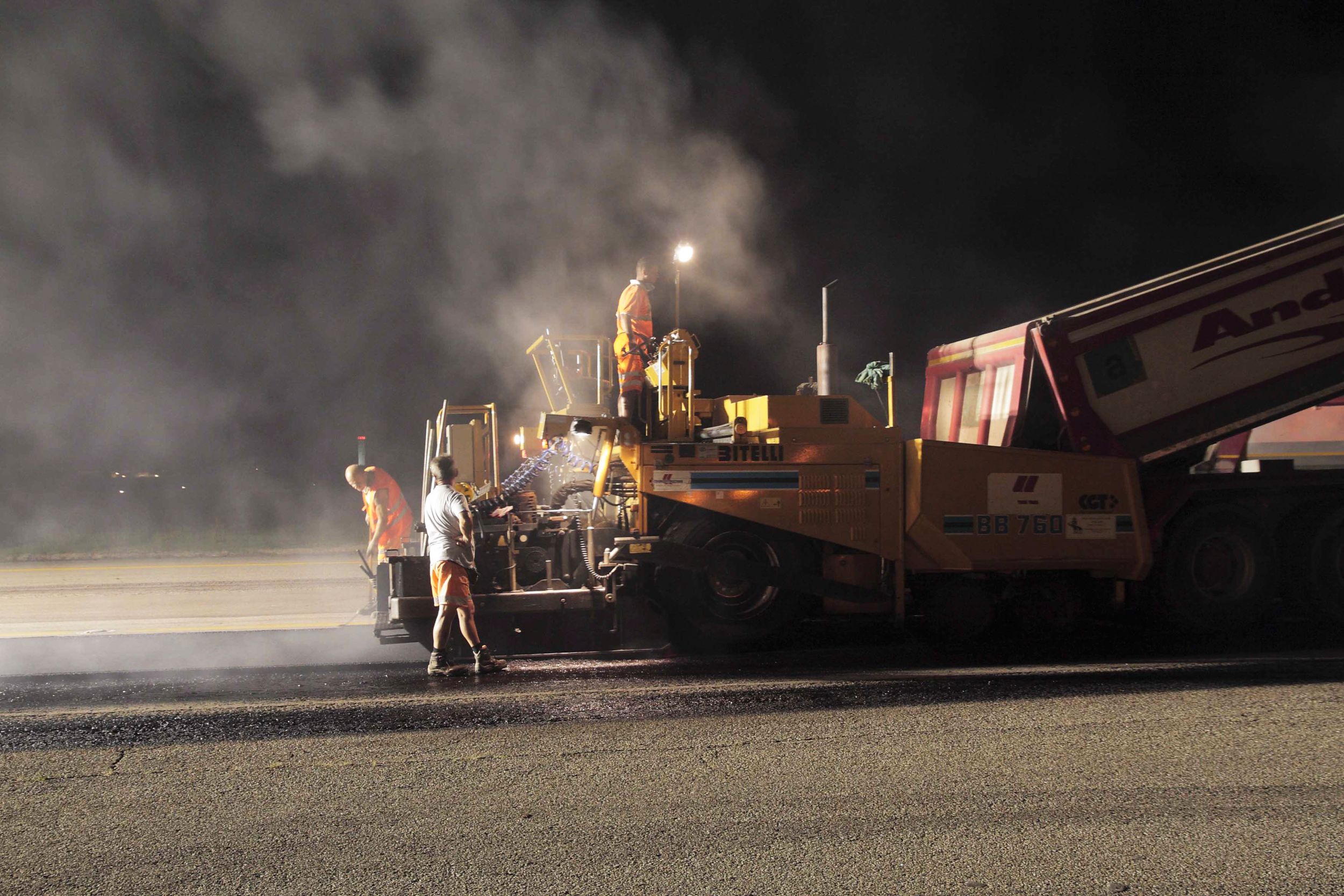 Mini escavatore Cat sul posto di lavoro