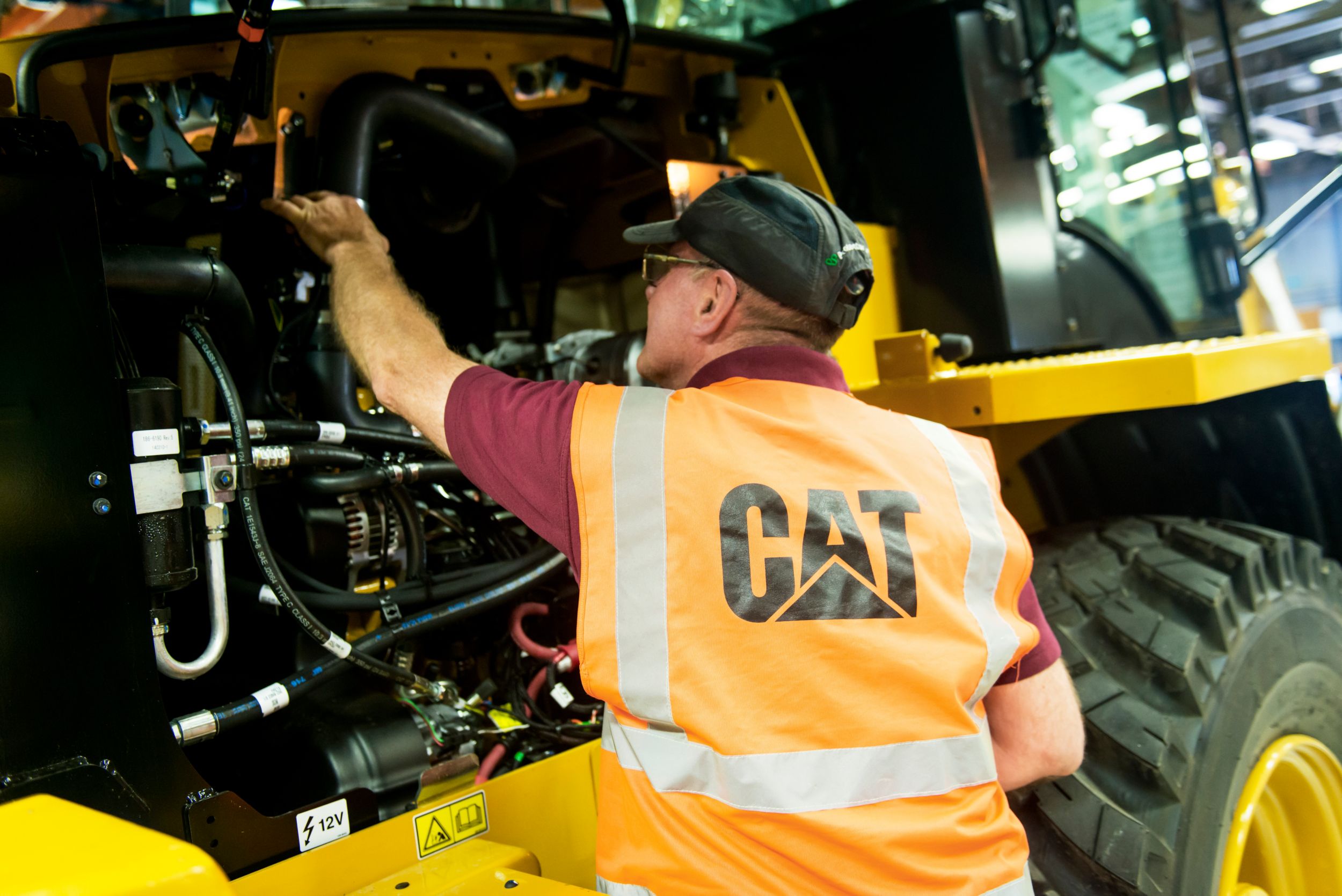 ワークドリルツールを使用するスキッドステア